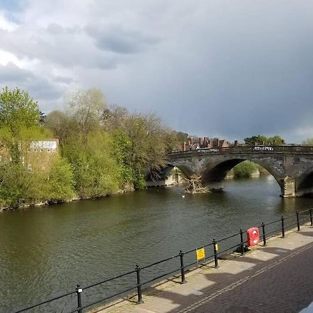 Kingfisher Riverside Cottage 布由德利 外观 照片