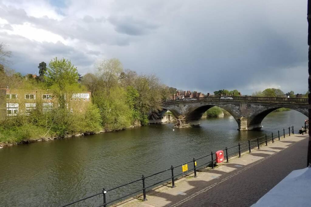 Kingfisher Riverside Cottage 布由德利 外观 照片